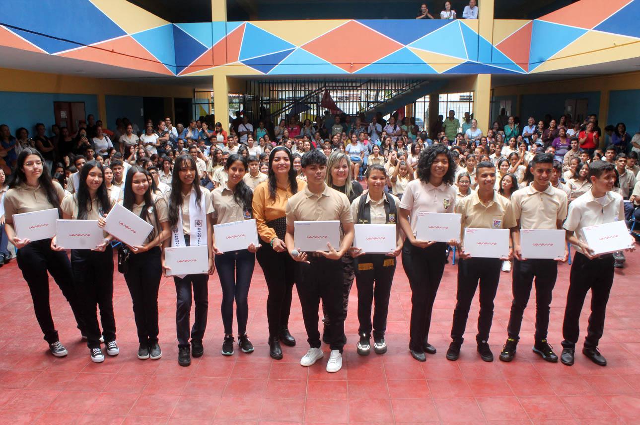 Estudiantes carabobeños con mejores promedios recibieron Tabletas Canaima Educativas
