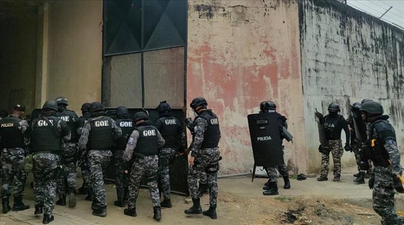 Policías y soldados intervienen cárcel más peligrosa y poblada de Ecuador