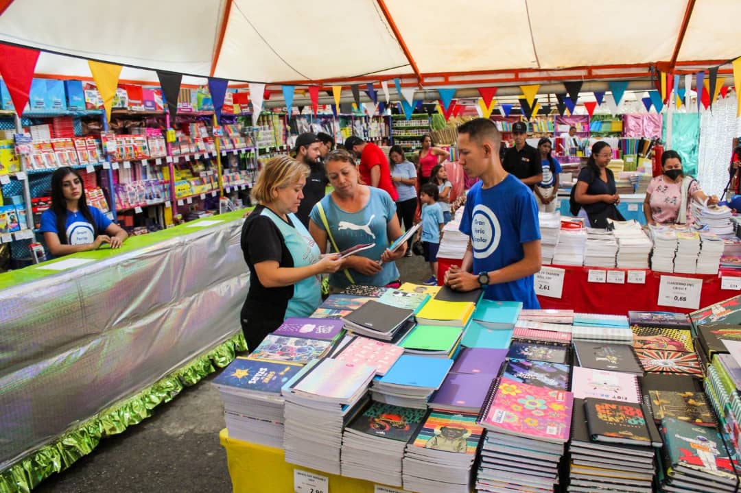 Inaugurada Dracuferia Escolar en Naguanagua con más de 400 líneas de productos
