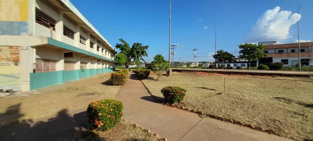 Ciudad Bolívar: Realizan jornada de embellecimiento al liceo «Los Próceres»