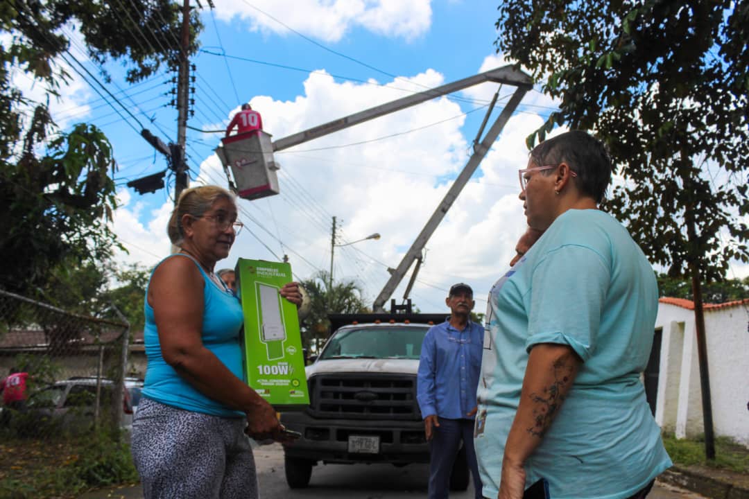 Alcaldía de Naguanagua y Corpoelec benefician a 550familias con instalación de lámparas LED