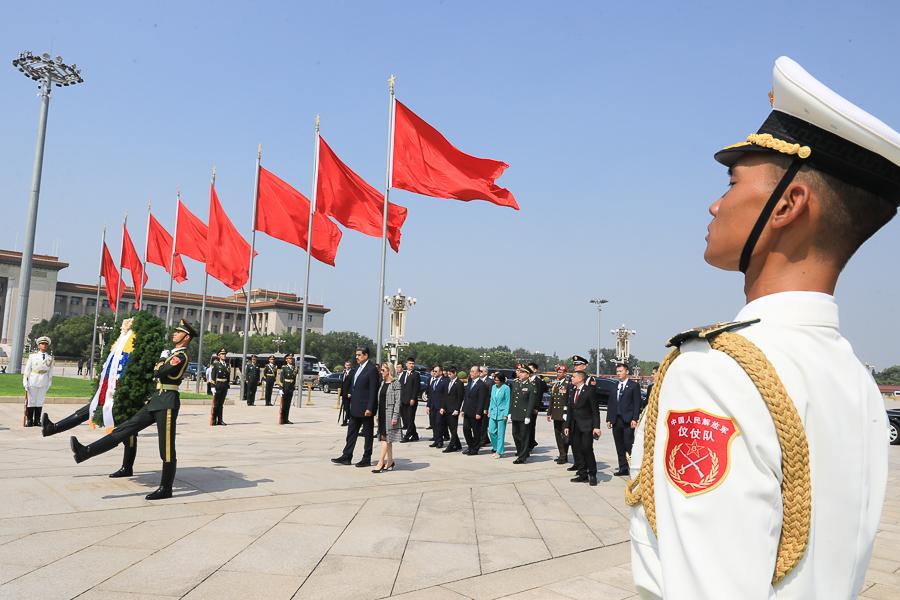 Presidente Maduro rinde honores al Monumento de los Héroes del Pueblo en Beijing