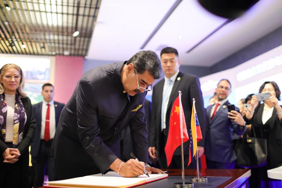 Presidente firmó el Libro de Visitantes Ilustres del Museo de Planificación Urbana y Arte Contemporáneo de Shenzhen