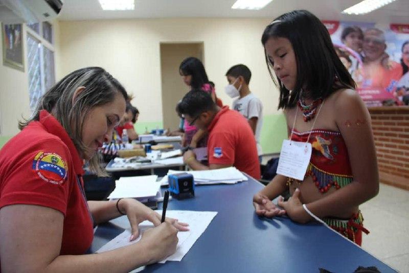 Cedulan a niños indígenas en la Gran Sabana