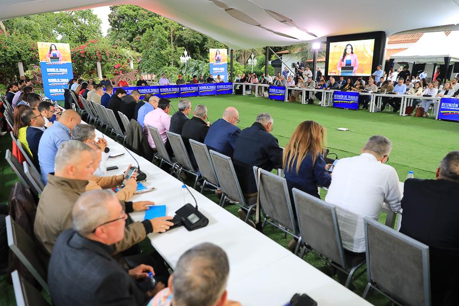 Presidente revisa avances de estrategias políticas con equipo de Gobierno