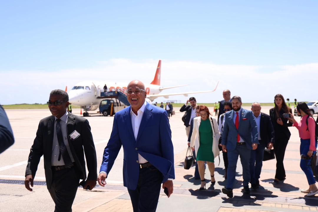 Arriba a Barbados delegación del Gobierno Venezolano para retomar diálogos de paz