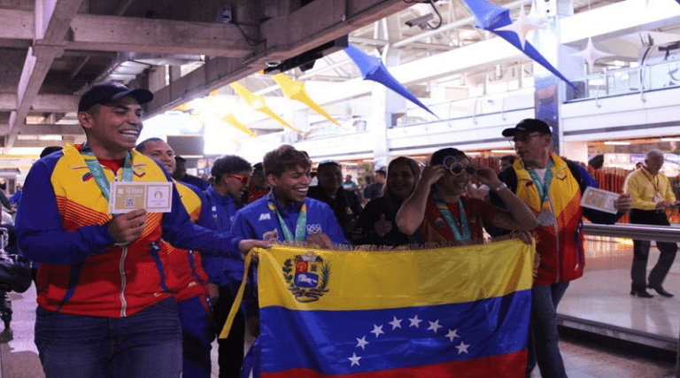 Primera avanzada de atletas venezolanos llega a suelo patrio