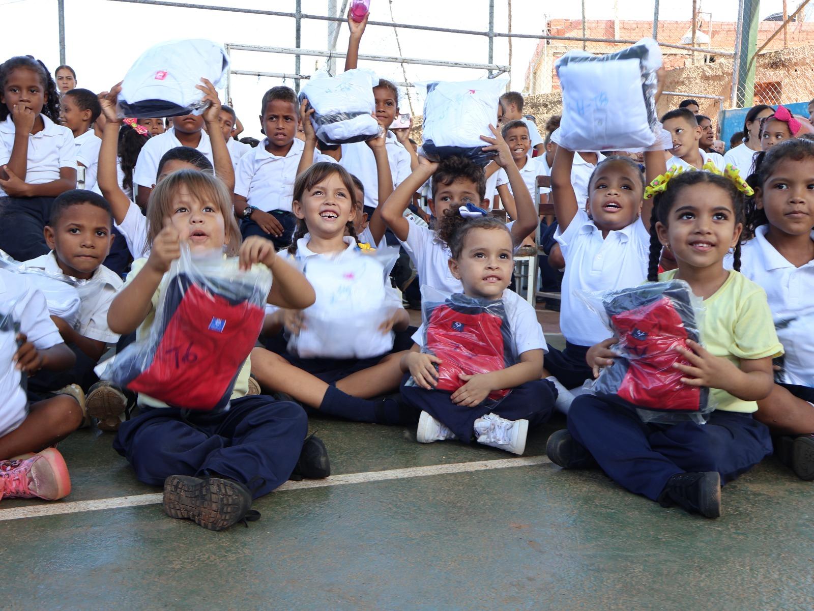 Entregan más de 1.000 combos de uniformes escolares “Hecho en Comuna” en Caracas y La Guaira