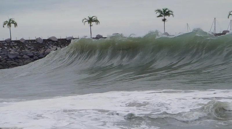 Prohíben uso de playas y zarpe de embarcaciones en La Guaira por mar de fondo