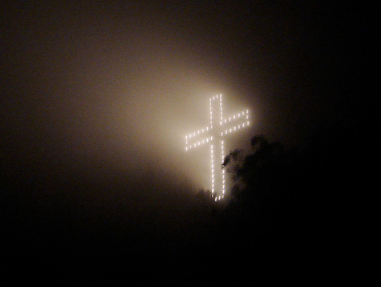 Caracas brilla con encendido de la Cruz del Warairarepano