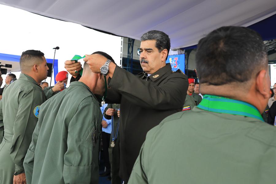 Presidente Maduro condecora a personal de la AMB