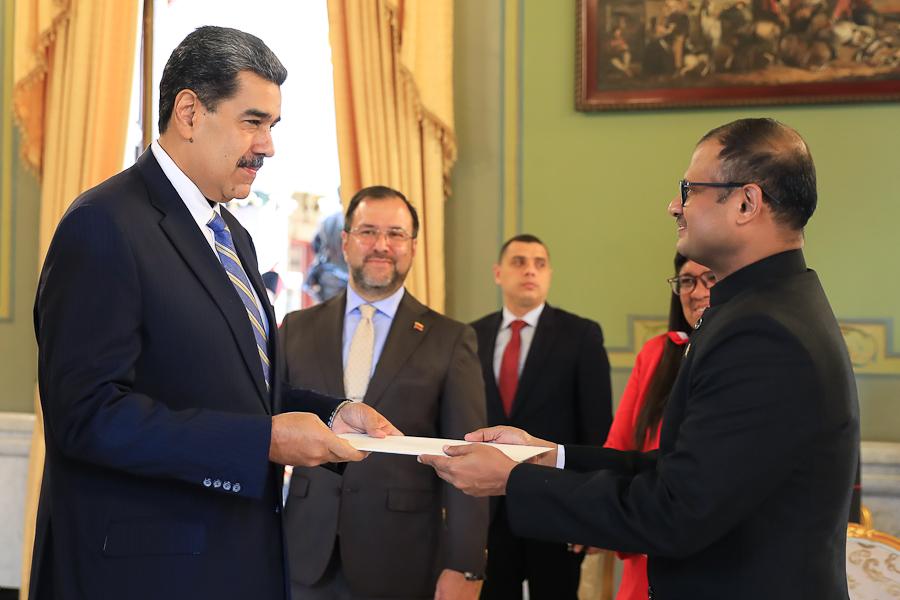 Embajador de la India entrega cartas credenciales al presidente Nicolás Maduro