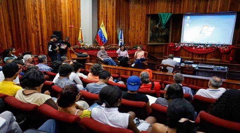 Estudiantes participan en conversatorio “El Arte está en la calle”
