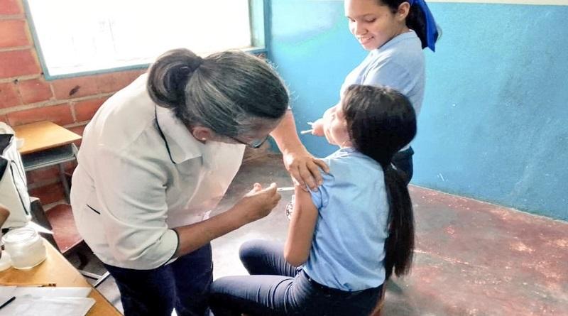 Atienden estudiantes mediante programa Salud va a la Escuela en Miranda