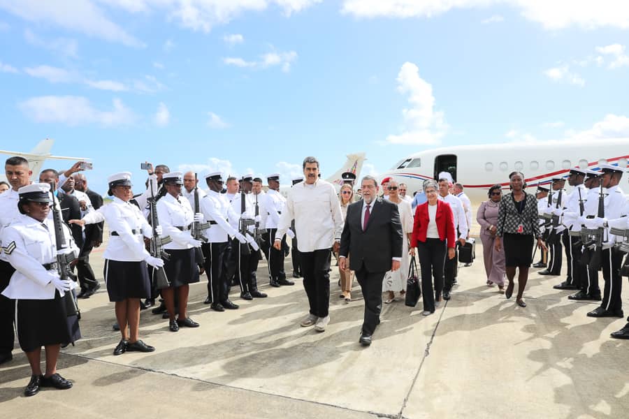 Presidente Maduro llega a Kingstown para sostener diálogo de alto nivel con su par guyanés