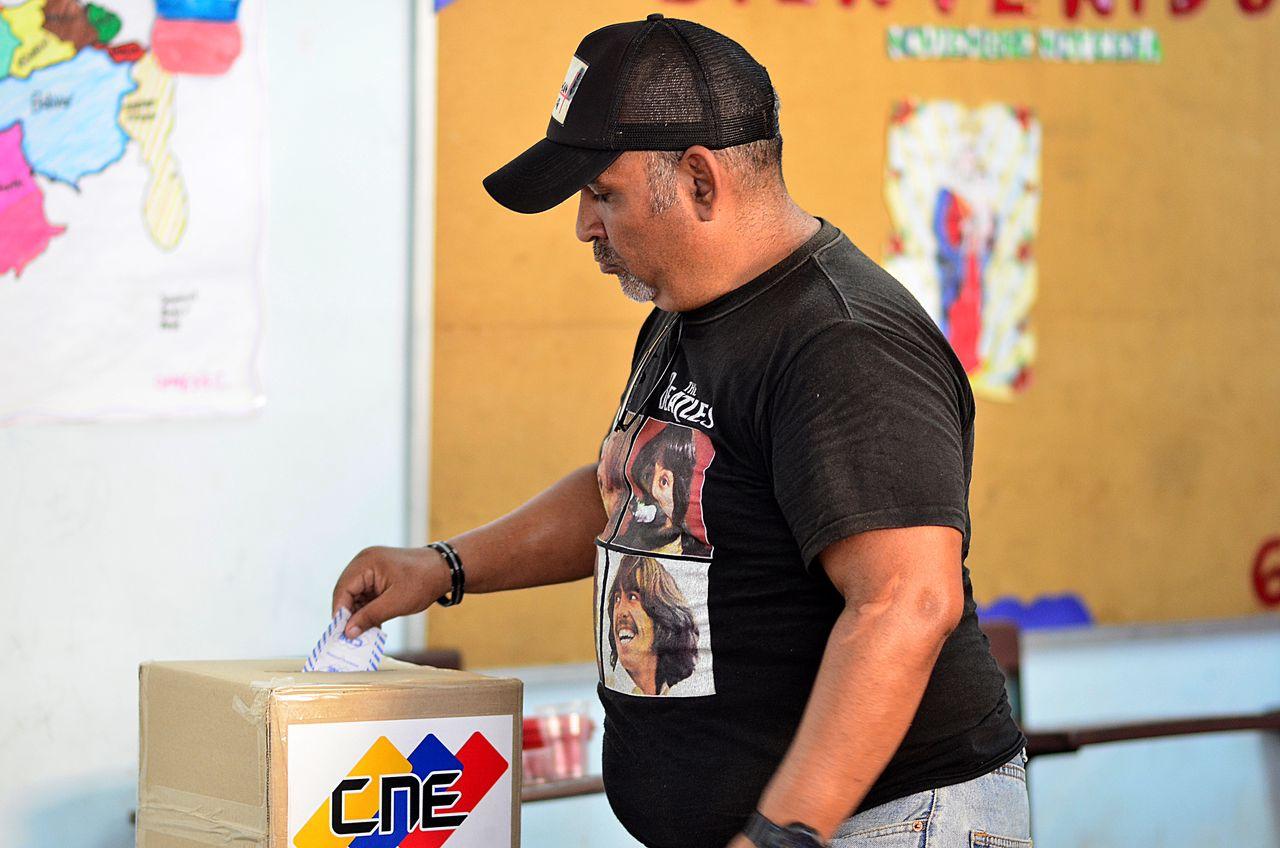 Más de mil centros electorales recibieron a los zulianos en jornada consultiva