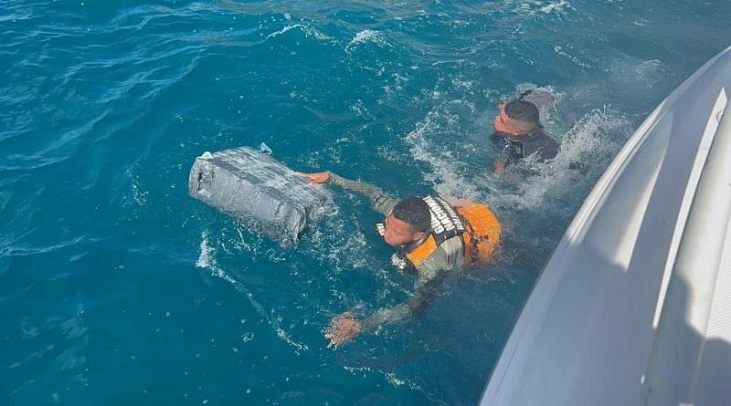 FANB localiza 50 panelas de drogas flotando cerca del Gran Roque