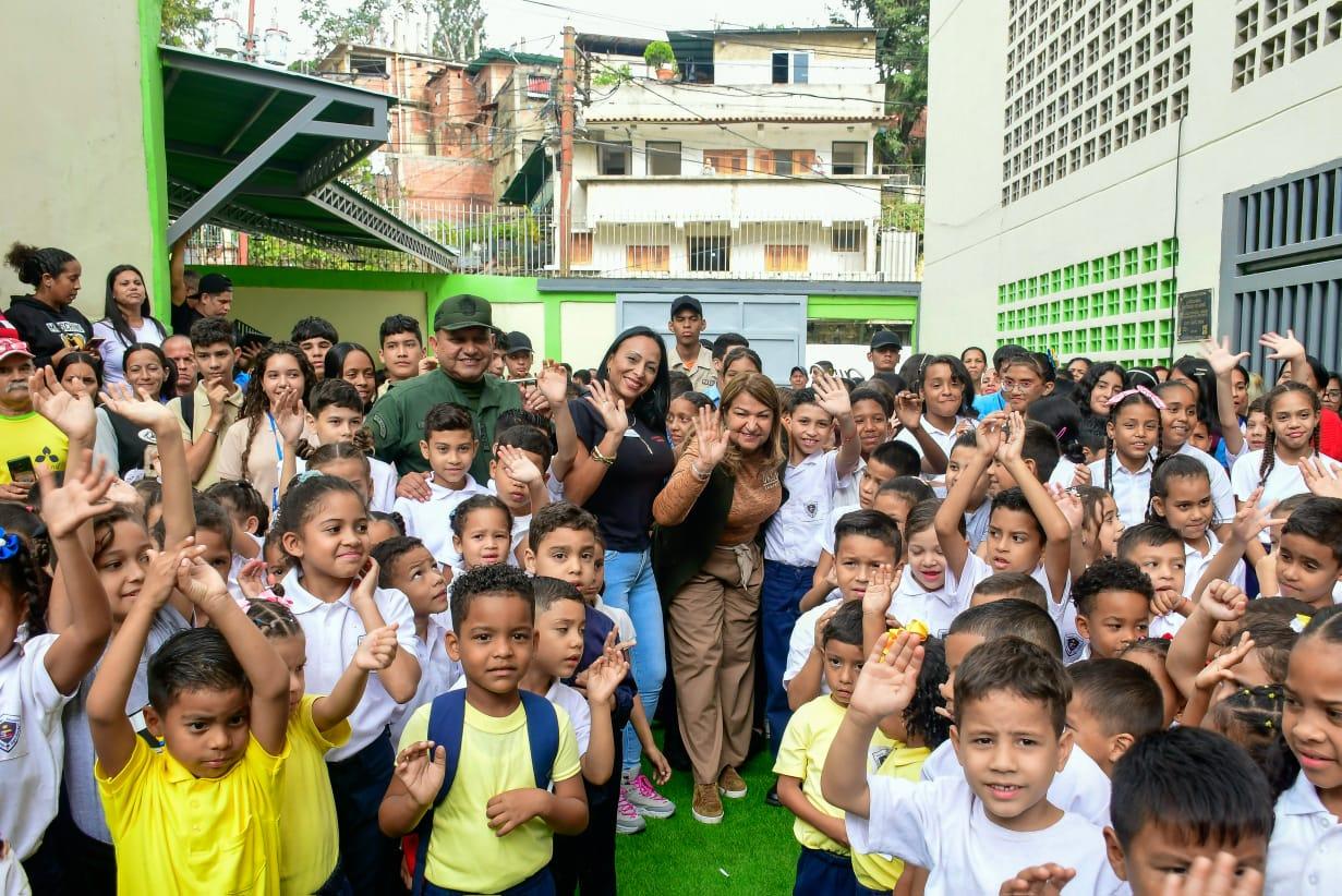 Bricomiles del Buen Gobierno entregan completamente embellecida y rehabilitada la U.E. Luis Eduardo Egui Arocha