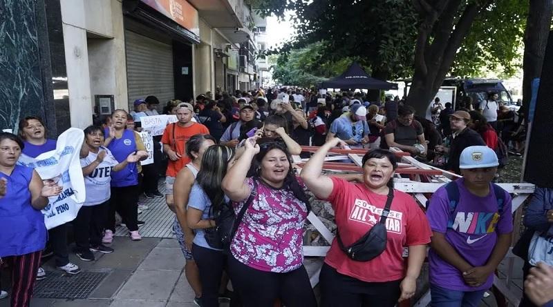 Realizan en Argentina “fila contra el hambre”