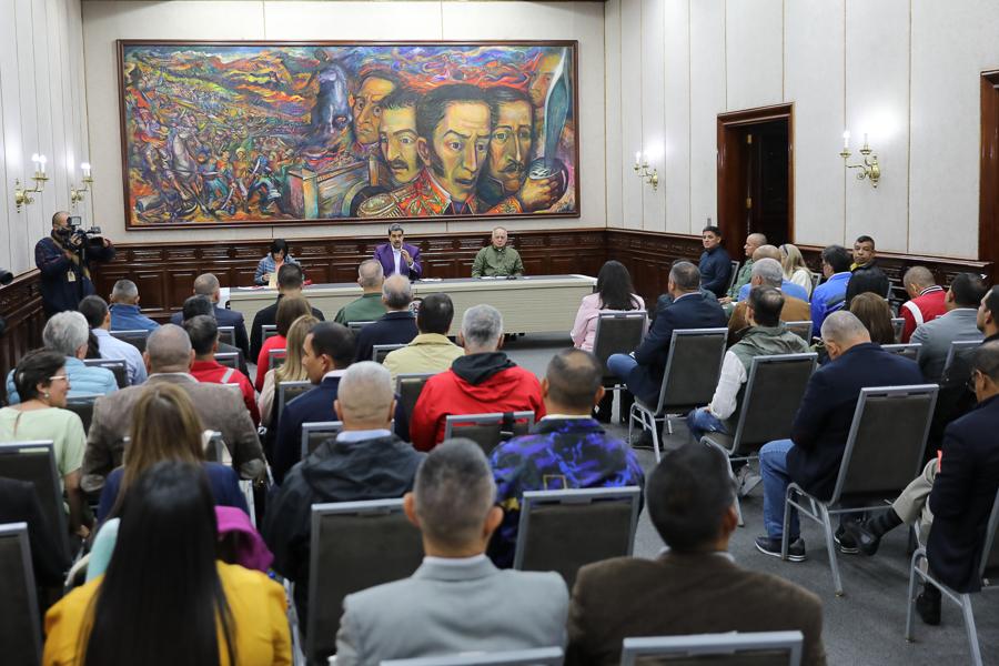 Presidente Maduro revisa con gobernadores y ministros áreas estratégicas del país
