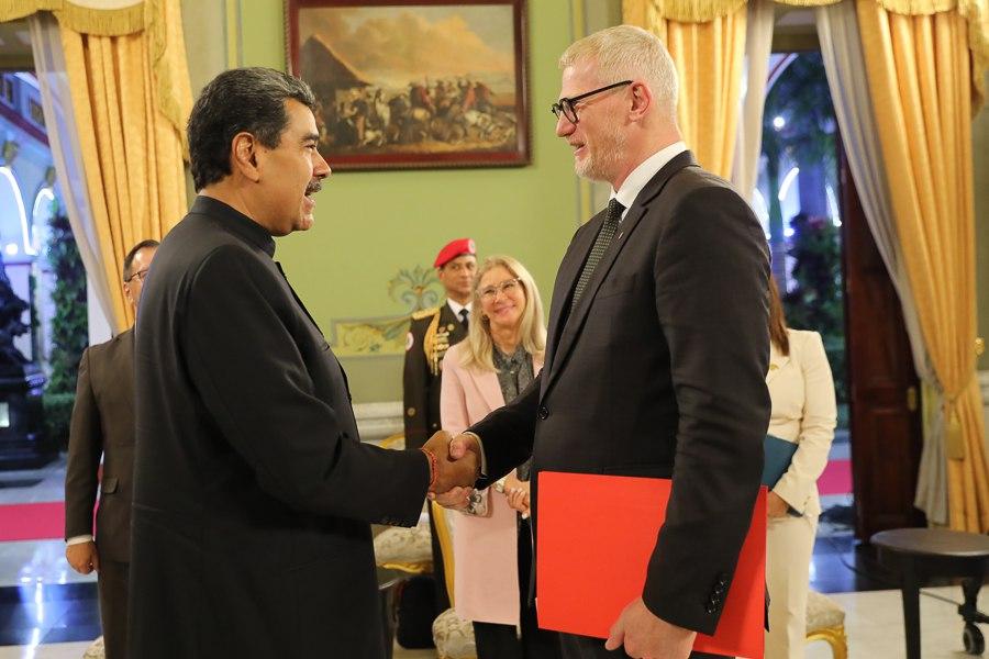 President Nicolás Maduro welcomes six new ambassadors to Venezuela