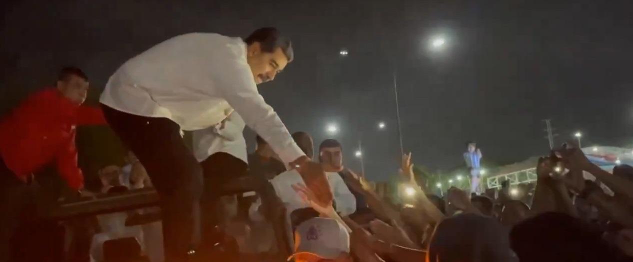 Con masiva manifestación de afecto recibió el pueblo de Puerto Cabello al Presidente Nicolás Maduro