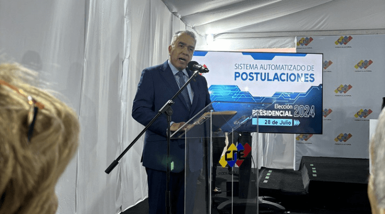 Luis Eduardo Martínez postula su candidatura presidencial ante el CNE