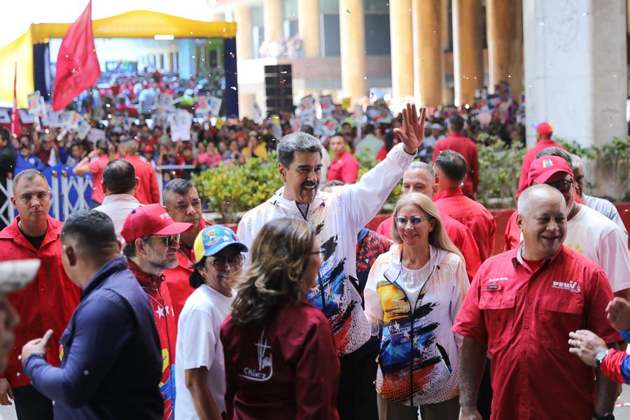 Pueblo venezolano celebra formalización de la candidatura de su Presidente obrero ante el CNE