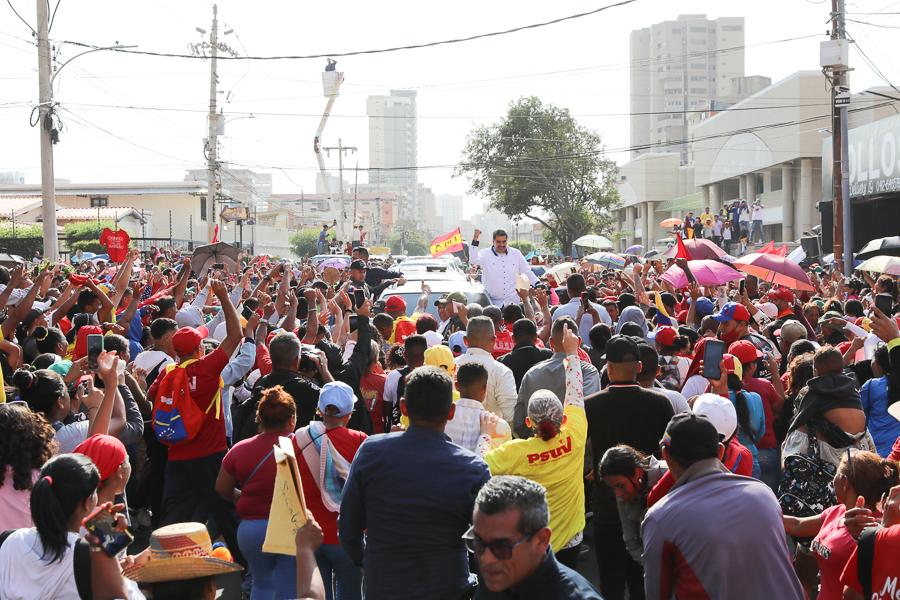 Pueblo de Maracaibo saluda y tiende la mano a su presidente obrero