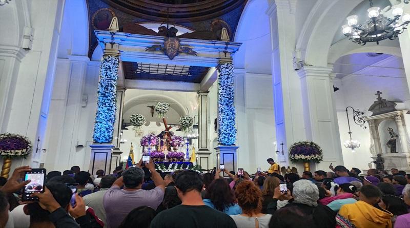 Devotos renuevan su fe en la procesión del Nazareno de San Pablo en 256 iglesias