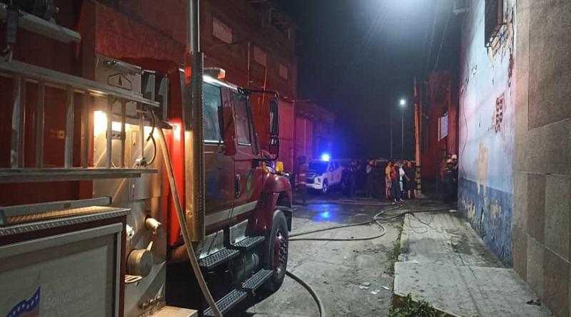 Sistema Nacional de Gestión de Riesgo atienden incendio en almacenes de La Guaira