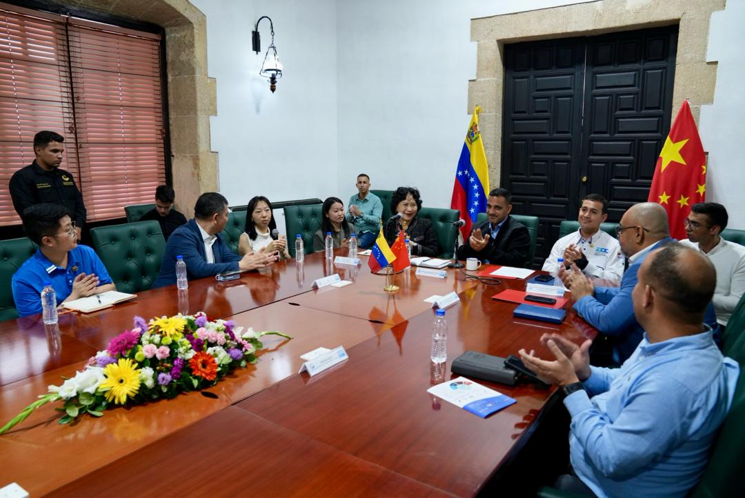 Inversionistas y académicos chinos conocen ZEE La Guaira