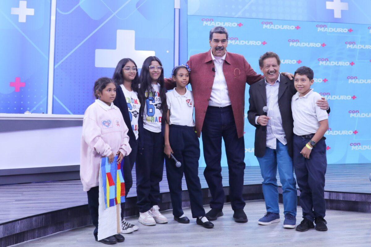 Maestro Juvenal Ravelo lleva el museo a las escuelas