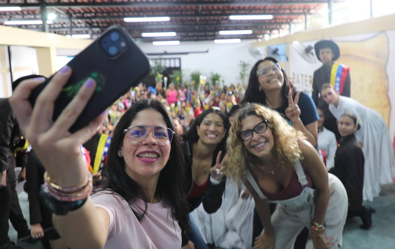 Con flores y sonidos del amor, GMVM homenajeó a madres de la parroquia Sucre