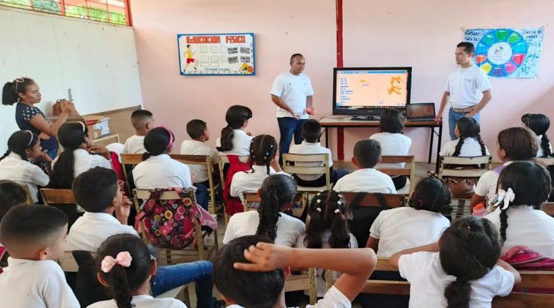 Robótica Educativa enciende la curiosidad de los estudiantes del país