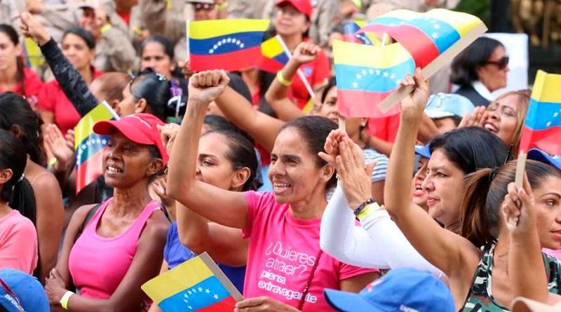 Lideresas de comunidades caraqueñas celebran el Día de la Madre