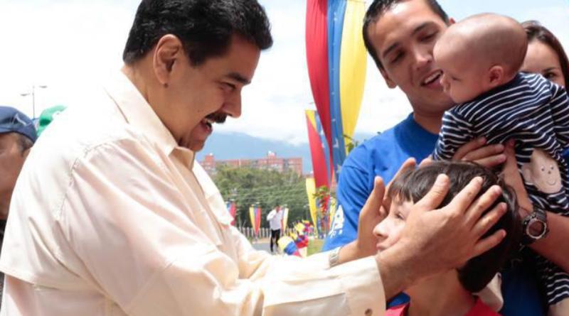 President Maduro celebrates parents on their day and thanks them for their fight for the country