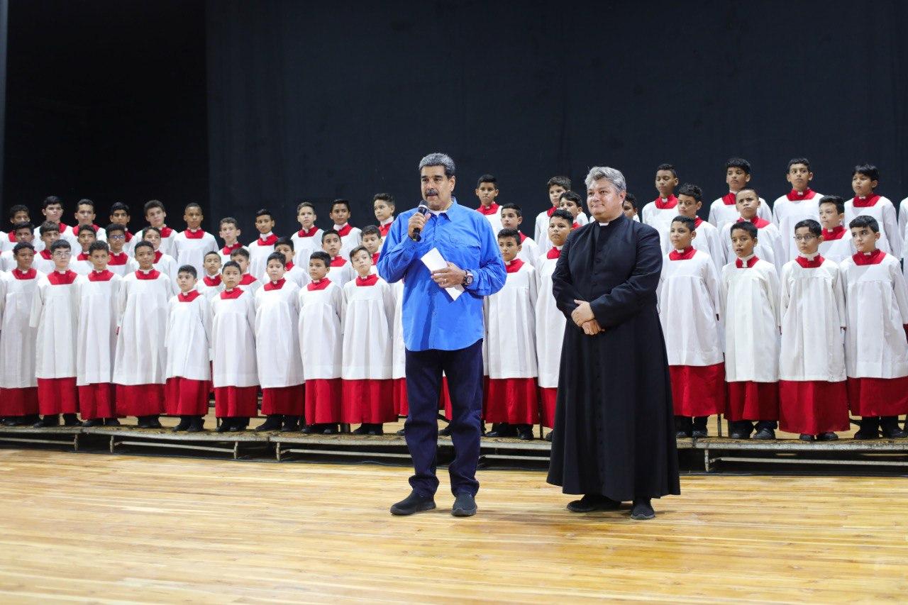 Presidente Maduro entregó rehabilitado Teatro Niños Cantores del Zulia