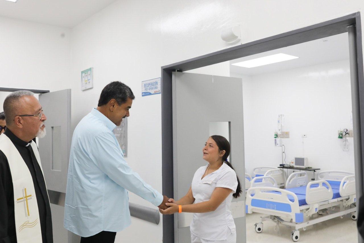 Presidente entrega totalmente nueva Unidad en el Hospital Universitario de Caracas
