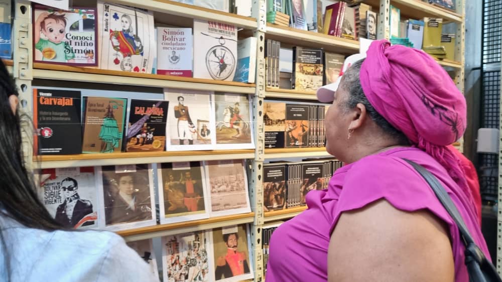 Publicaciones editoriales del CESB exaltan figura del Libertador en la Filven 2024