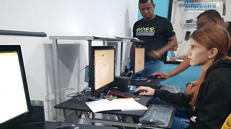 Capacitan a mujeres en el uso de herramientas tecnológicas en Sucre
