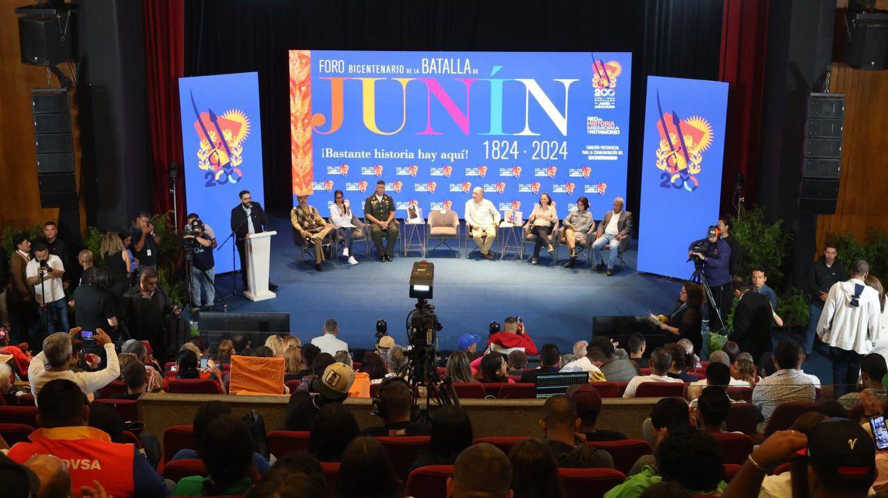 Villegas presenta publicaciones de revista Libertador en foro conmemorativo del triunfo en Junín
