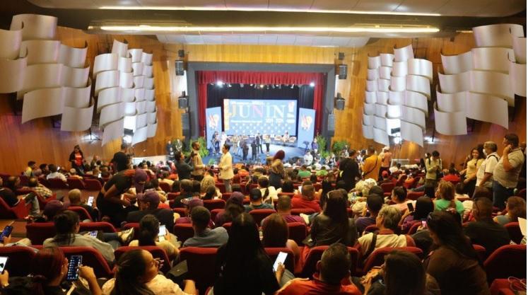Villegas presenta publicaciones de revista Libertador en foro sobre Batalla de Junín