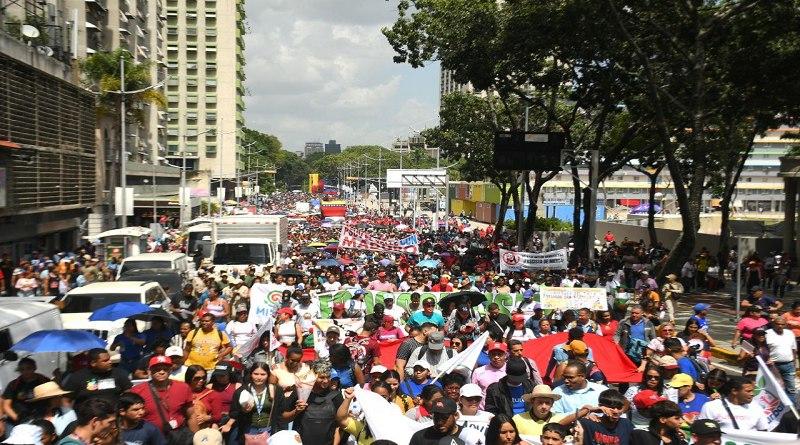 Pueblo en la calle respalda decisión del TSJ que certifica reelección presidencial