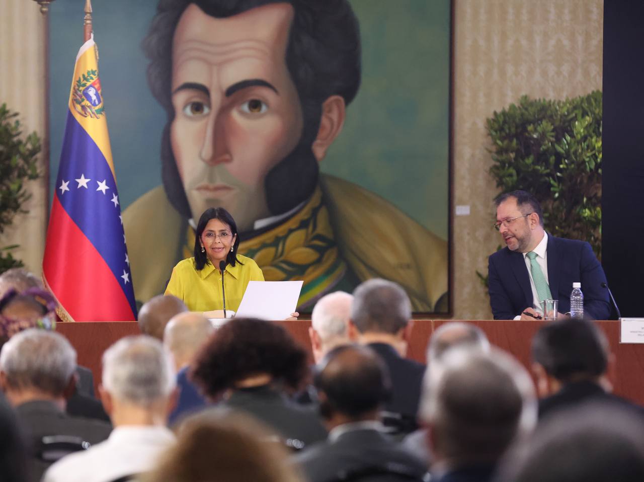 Vicepresidenta pone en evidencia acciones violentas e ilegales de la extrema derecha ante el cuerpo diplomático