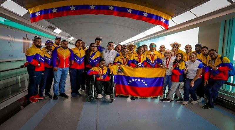 Llegada triunfal al país de los atletas que participaron en Paralímpicos de París 2024