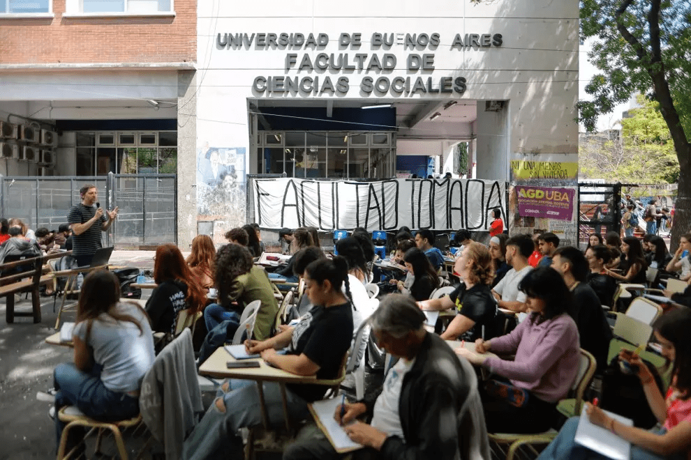 Universitarios argentinos se movilizan en contra de la privatización educativa