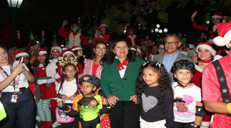 Autoridades de Caracas realizan encendido de la Navidad en la plaza Bolívar