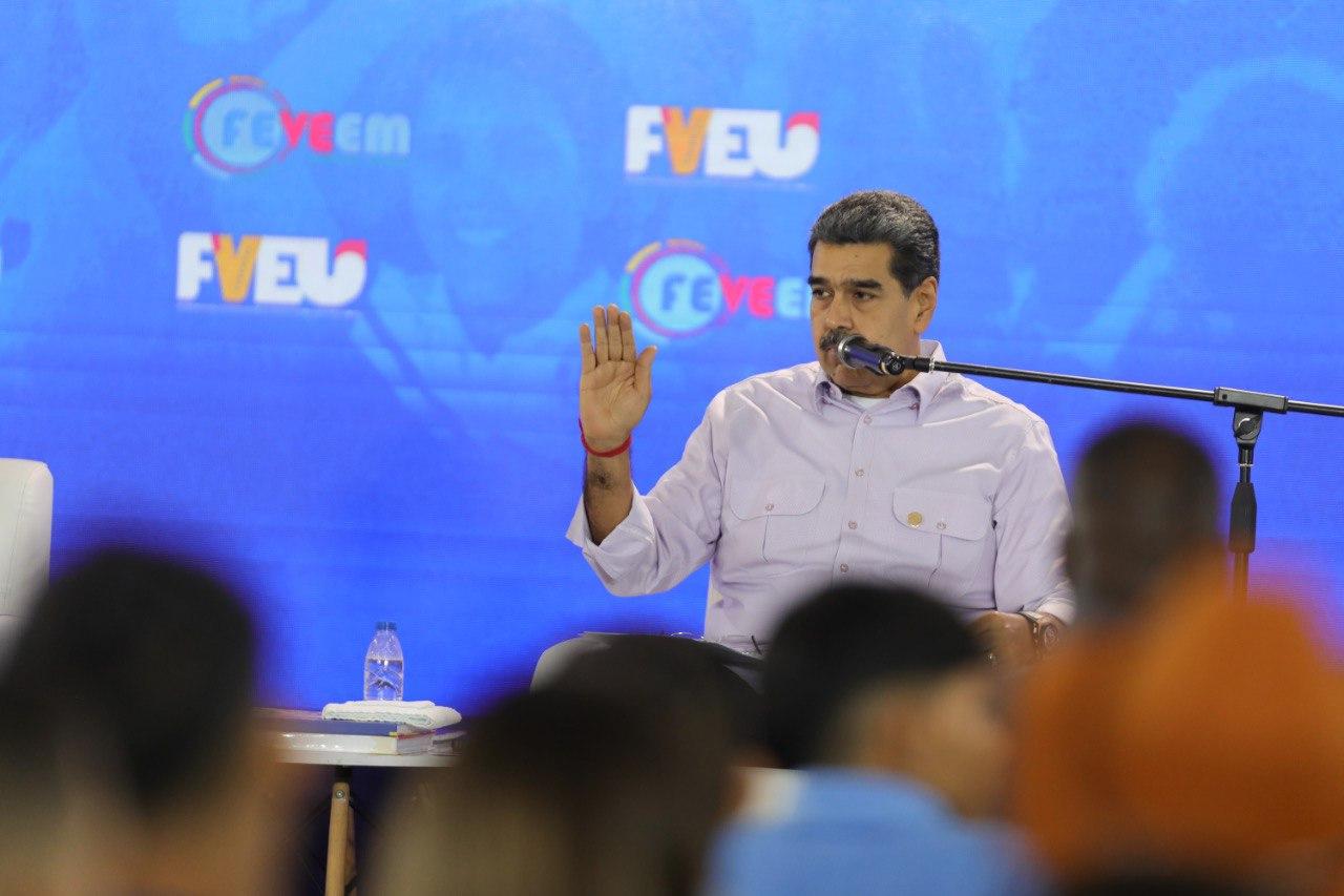 President Maduro calls on young people to participate in debate on the impact of social networks