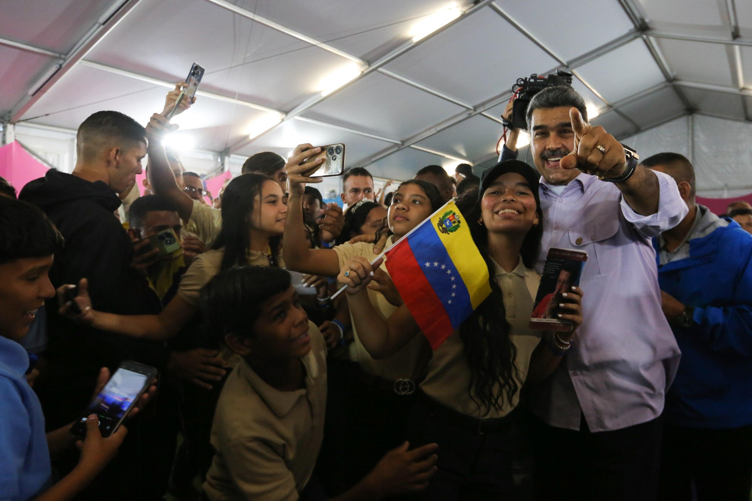 Presidente Maduro lidera encuentro con los estudiantes de la FVEU y FEVEEM